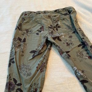 Democracy size 8 green capris. Great condition..